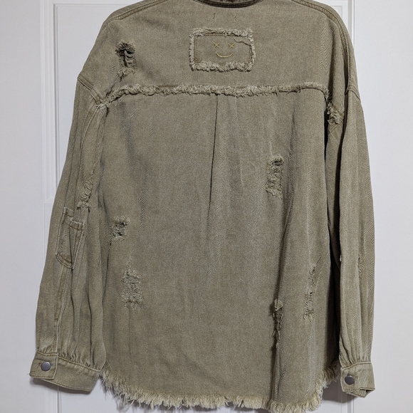 NWOT POL Olive Green Distressed Shacket, Frayed Hem Button Up Size Small - Picture 3 of 7